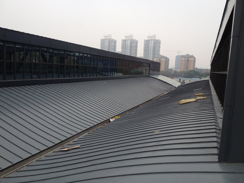 当谈到建筑屋面的防水工程，许多人可能会疑问：“这个防水层的保修期到底是多长时间呢？”在金属屋面、钢结构屋面等新型屋面系统中，这一问题尤为重要。本文将以故事叙述的方式，结合具体案例说明，帮助大家更好地理解建筑屋面防水保修期的相关知识。